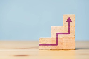 Küp blokları merdiven şeklinde istiflenerek başarıya giden adımlar kavramı