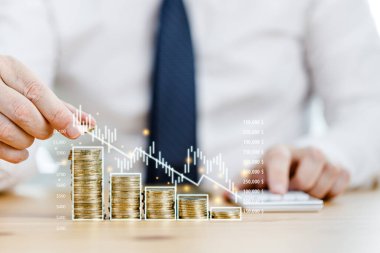 İş adamı büyüyen paraları sanal bir kar grafiğiyle istifliyor. Tasarruf ve iş kar büyüme kavramı. 
