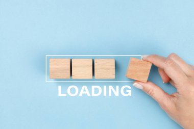 Mavi arkaplandaki işlem çubuğuna ahşap bloklar yerleştirirken 