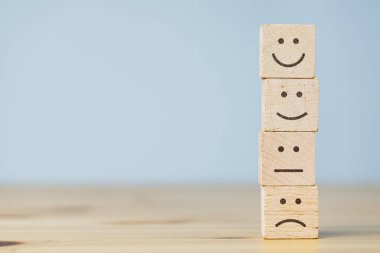 Memnuniyet araştırması konsepti. Yüzü simgeli tahta küp yığını. En iyi iş hizmetleri derecelendirme müşteri deneyimi