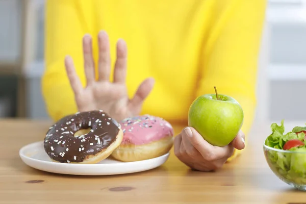 Fiatal Visszautasítja Gyorskaját Miközben Egészséges Friss Gyümölcsöt Eszik Egészségéért Étel — Stock Fotó