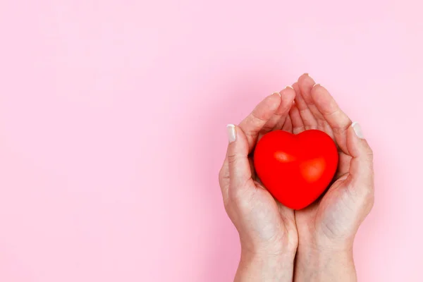 Kadın Eli Kırmızı Kalp Sağlık Hizmeti Bağış Aile Sigortası Konsepti — Stok fotoğraf