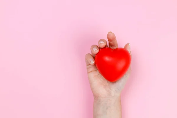 Mulher Mão Segurando Coração Vermelho Cuidados Saúde Doar Conceito Seguro — Fotografia de Stock