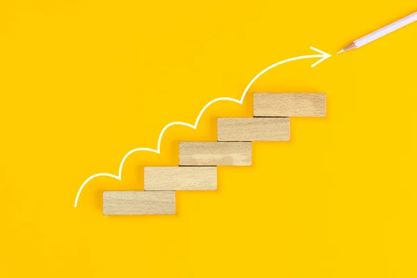 商业增长理念的成功阶梯 木块台阶楼梯 白色箭头 白色铅笔在黄色背景上 — 图库照片