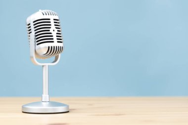 Ahşap masa üzerinde izole edilmiş Retro mikrofon