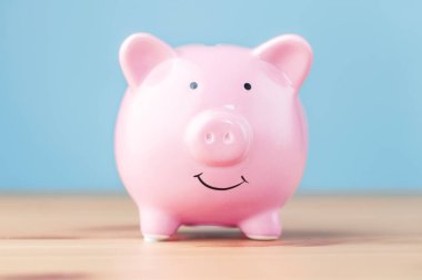 Domuz kumbarası ahşap masada.