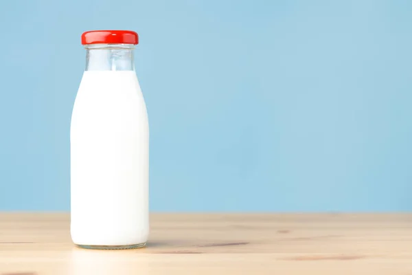 Щоденна Пляшка Молока Дерев Яному Столі — стокове фото