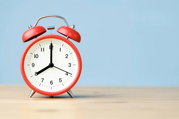 Relógio Alarme Vermelho Retro Bonito Sobre Uma Mesa Madeira Fundo — Fotografia de Stock