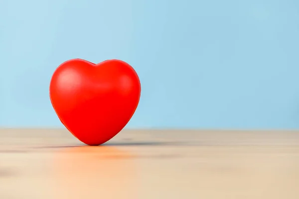 Grande Coração Plástico Macio Vermelho Está Sobre Mesa — Fotografia de Stock