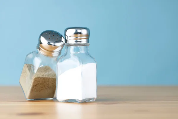 桌上的盐和胡椒瓶 — 图库照片