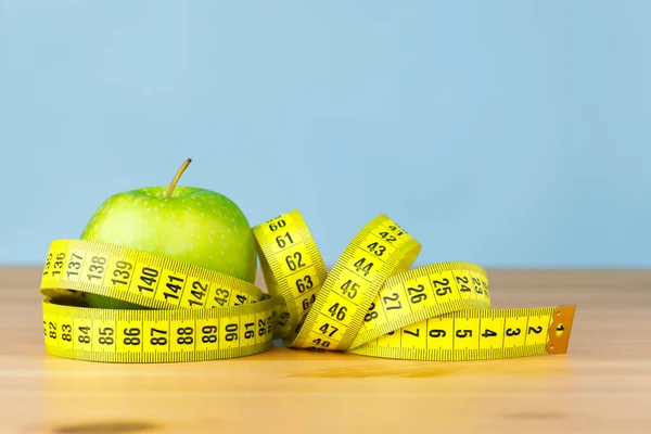 Yeşil Bir Elmanın Etrafına Sarılmış Bir Mezura Sağlıklı Beslenme Beslenme — Stok fotoğraf