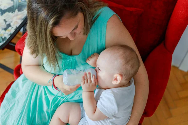 Mutlu Anne Evde Onun Bebek Erkek Besleniyor — Stok fotoğraf