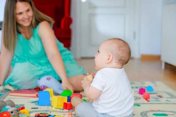 Bebek Annesi Yerde Oturup Oyuncaklarla Eğleniyorlar — Stok fotoğraf