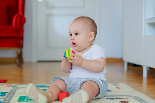Baby Boy Sitting Living Room Looking While Playing Toys — Stock Photo, Image