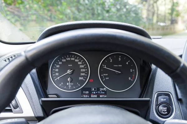 Araba Hız Göstergesi Paneli Modern Bir Aracın Hız Göstergesi Araba — Stok fotoğraf