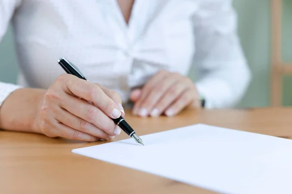 Femme Affaires Signant Document Officiel — Photo