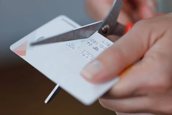 Vrouw Handen Snijden Van Een Creditcard Met Een Schaar — Stockfoto