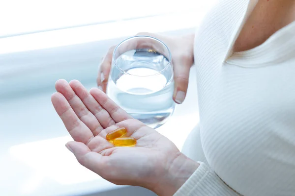 Primer Plano Mujer Que Sostiene Cápsulas Vitamínicas Vaso Agua Suplementos — Foto de Stock