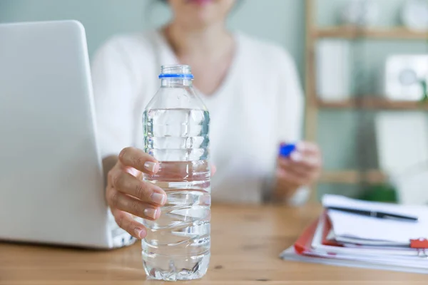 Jonge Vrouw Reikt Naar Fles Water Als Een Pauze Neemt — Stockfoto