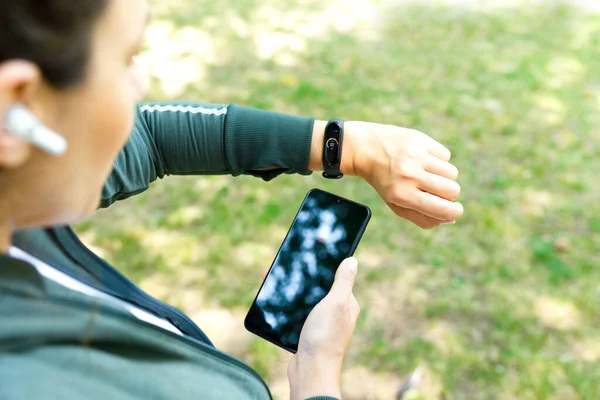 Young Sporty Woman Using Performance Tracker Software Smartphone Smart Bracelet — Stock Photo, Image