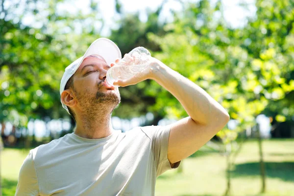 stock image Sporty young man drinking wate