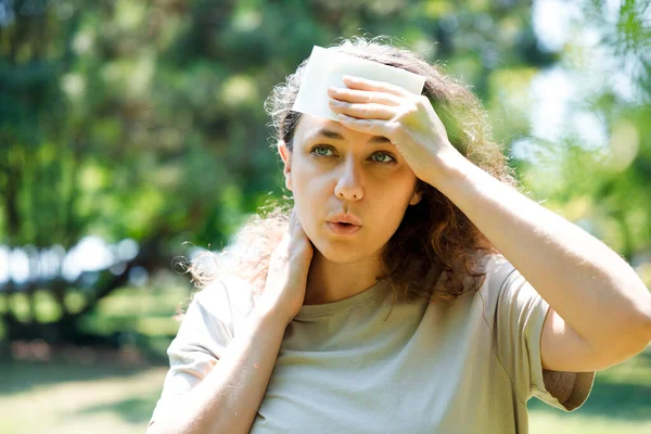 Mujer Joven Que Tiene Sofocos Sudoración Cálido Verano — Foto de Stock