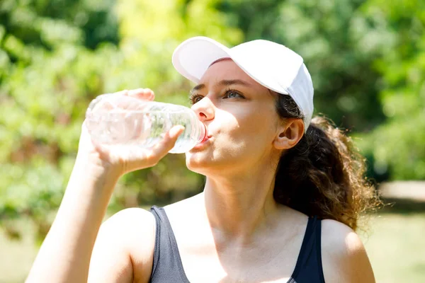 Joven Deportista Está Bebiendo Agua Entre Trotar Agua Potable Femenina — Foto de Stock