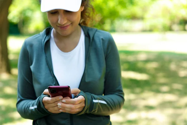 Молодая Спортсменка Пользуется Мобильным Телефоном После Тренировки Открытом Воздухе — стоковое фото