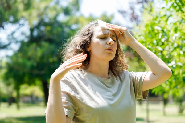 Mujer Joven Que Tiene Sofocos Sudoración Cálido Verano —  Fotos de Stock