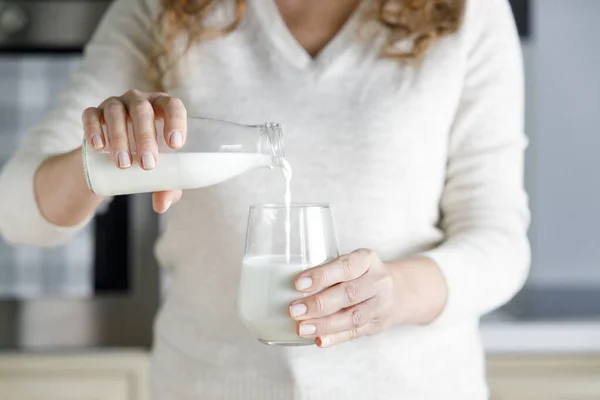 Junge Frau Schüttet Täglich Milch Aus Glasflasche — Stockfoto
