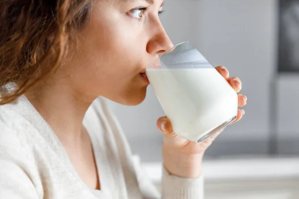 Молода Жінка Молоко — стокове фото