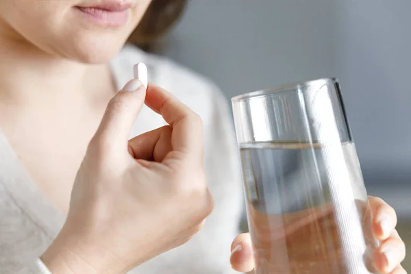 Zdjęcie Bliska Nierozpoznawalnej Kobiety Trzymającej Szklankę Wody Lekarstwa Kuchni — Zdjęcie stockowe