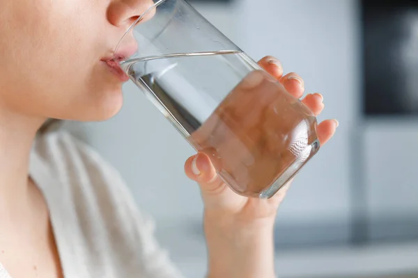 Молодая Женщина Пьет Воду Дома Преимущества Питьевой Воды Здоровья — стоковое фото