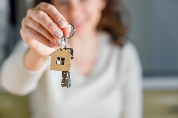 Cheerful Young Woman Moving New House Showing Her Keys — Stock Photo, Image