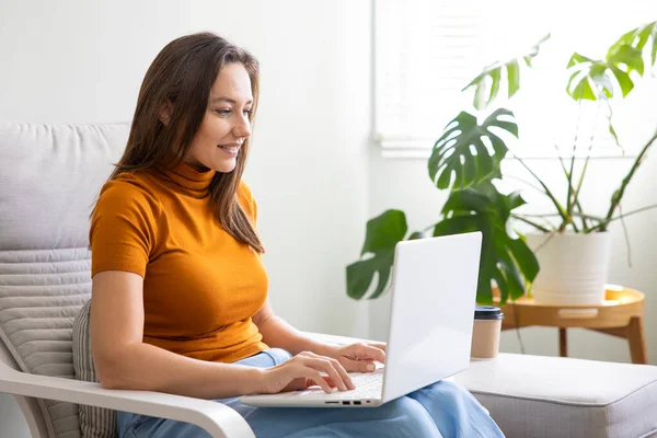 Evde Dizüstü Bilgisayar Kullanan Genç Bir Kadın Işi Veya Çevrimiçi — Stok fotoğraf