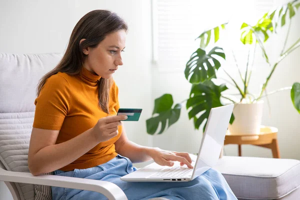 Mujer Joven Que Ingresa Información Tarjetas Crédito Usando Computadora Portátil — Foto de Stock