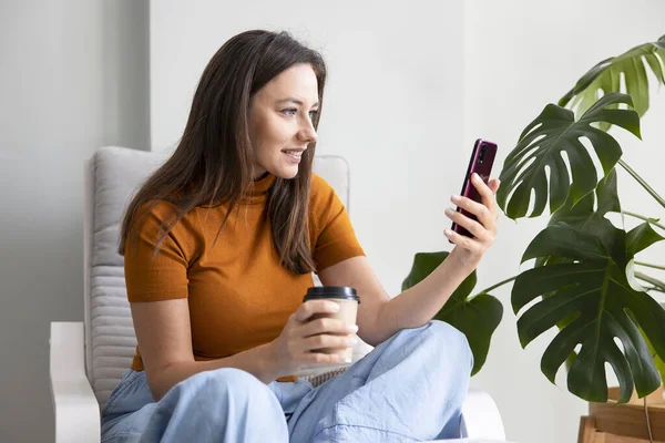 Mujer Joven Usando Teléfono Móvil Mientras Está Sentado Sofá Casa —  Fotos de Stock