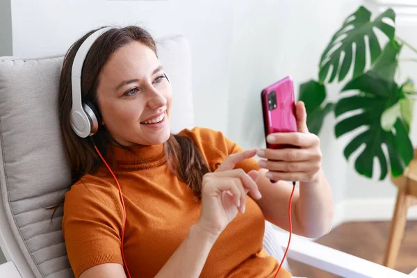 Atractiva Joven Escuchando Música Través Auriculares Desde Teléfono Celular Casa —  Fotos de Stock