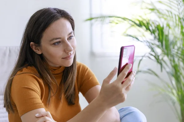 Young Woman Using Mobile Phone While Sitting Sofa Home — Stock Photo, Image