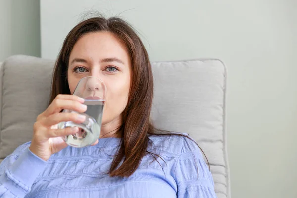 Een Jonge Vrouw Die Thuis Water Drinkt Een Stoel Gezondheidsvoordelen — Stockfoto
