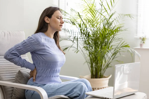 Mujer Joven Que Sufre Dolor Espalda Sentado Sillón Sosteniendo Espalda — Foto de Stock