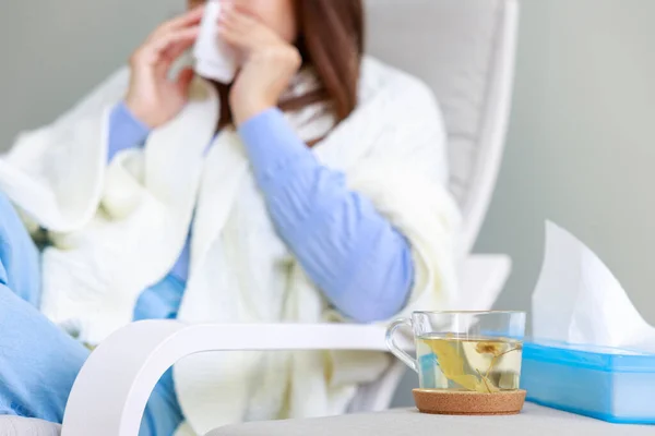 Больная Женщина Сморкалась Покрытая Одеялом Фокус Травяной Чай Переднем Плане — стоковое фото