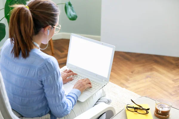 フリーランスの若い女性がラップトップコンピュータで働いています フリーランスの労働者の概念 コピースパック付き空白の白い画面 — ストック写真