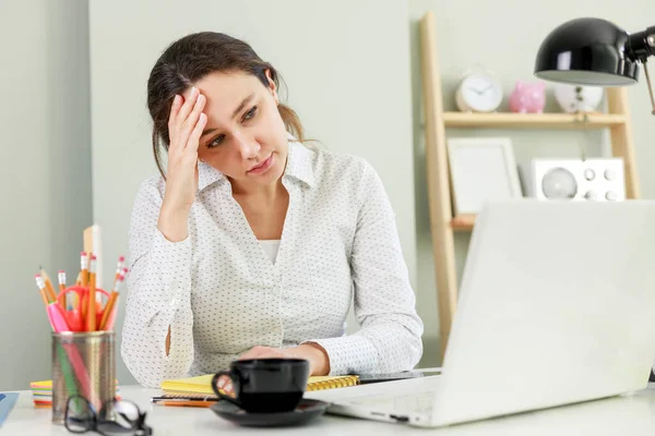 Worried Freelancer Young Woman Looking Laptop Compute — Stock Photo, Image