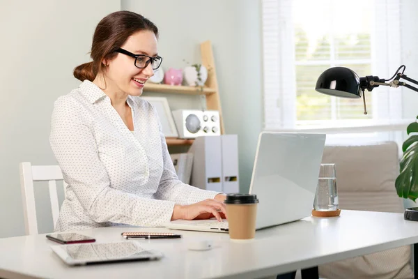 Een Jonge Vrouw Die Thuis Werkt Freelancer Zakenvrouw Met Laptop — Stockfoto