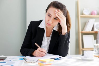 Sid 'e bakan endişeli bir ofis çalışanının portresi.