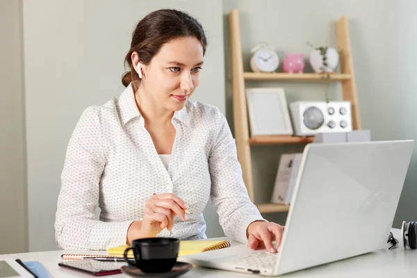 Portret Van Een Jonge Vrouw Een Koptelefoon Met Behulp Van — Stockfoto