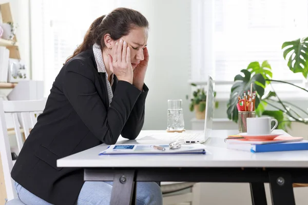 Стрессовая Деловая Женщина Страдающая Головной Болью Работает Домашнем Офисе — стоковое фото