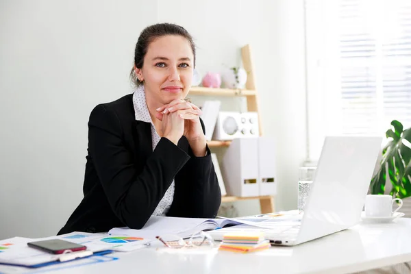 Happy Business Woman Poses Looking Camera Office — Stock Photo, Image