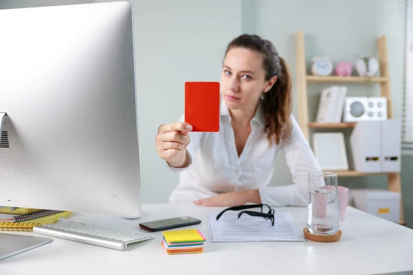 年轻的女商人坐在餐桌前 手里拿着红卡 一边用笔记本电脑 解雇或拒绝的概念 — 图库照片